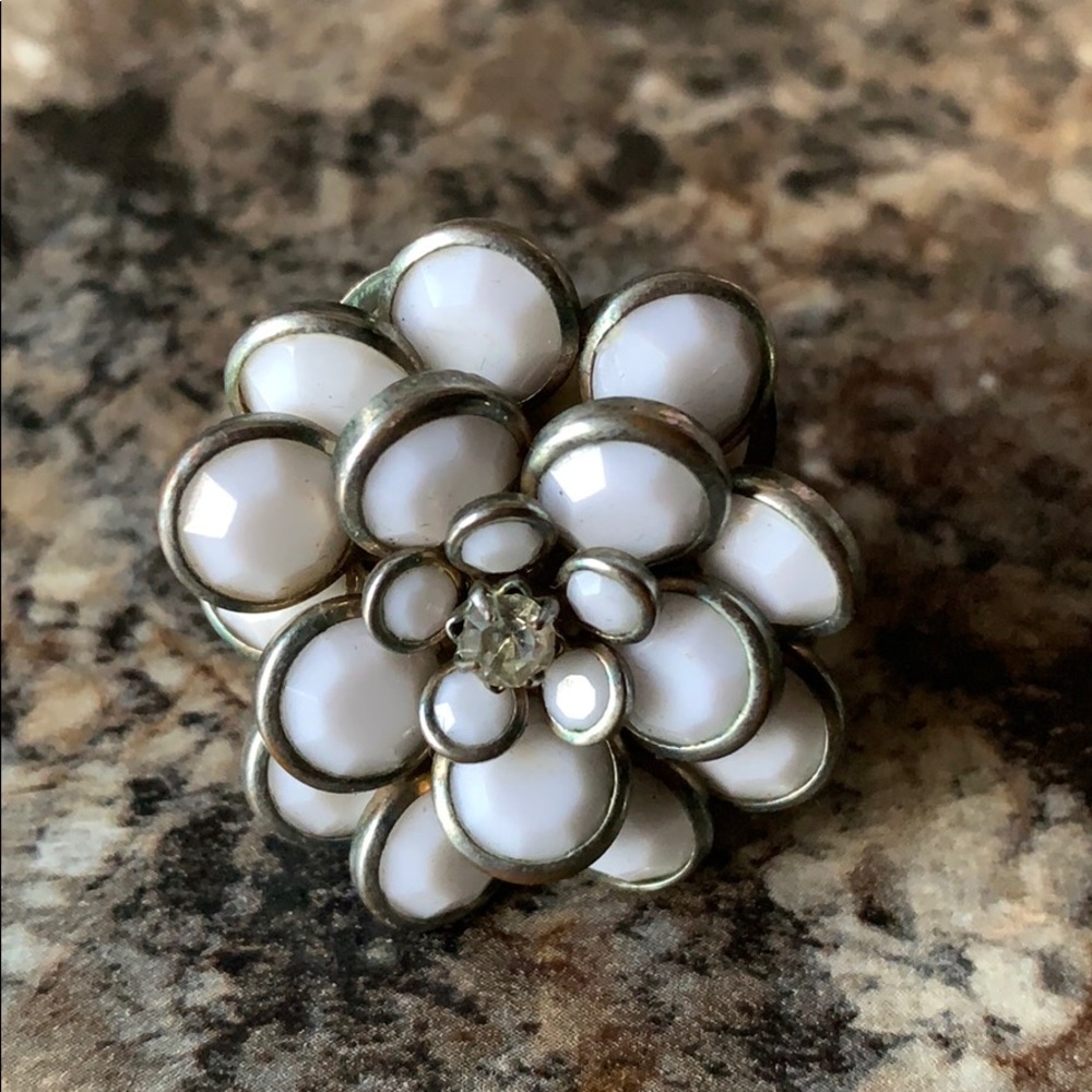 Pretty ring resembling a flower